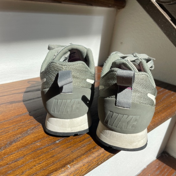 Nike shoes - Picture 4 of 4